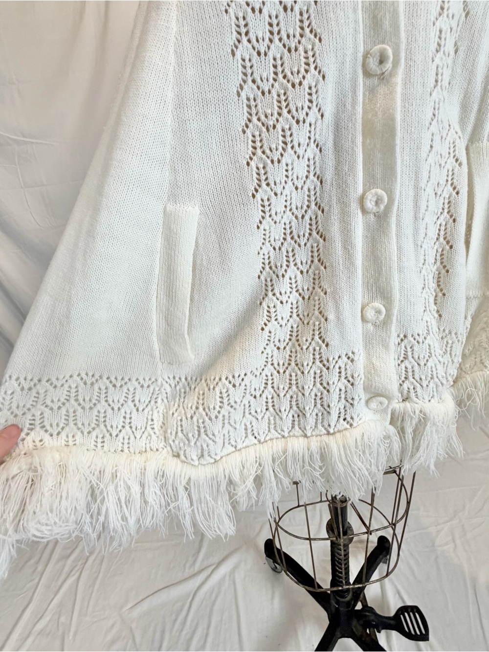VINTAGE 70s sweater cape poncho shawl fringe arm holes pointed collar white knit - Picture 5 of 8